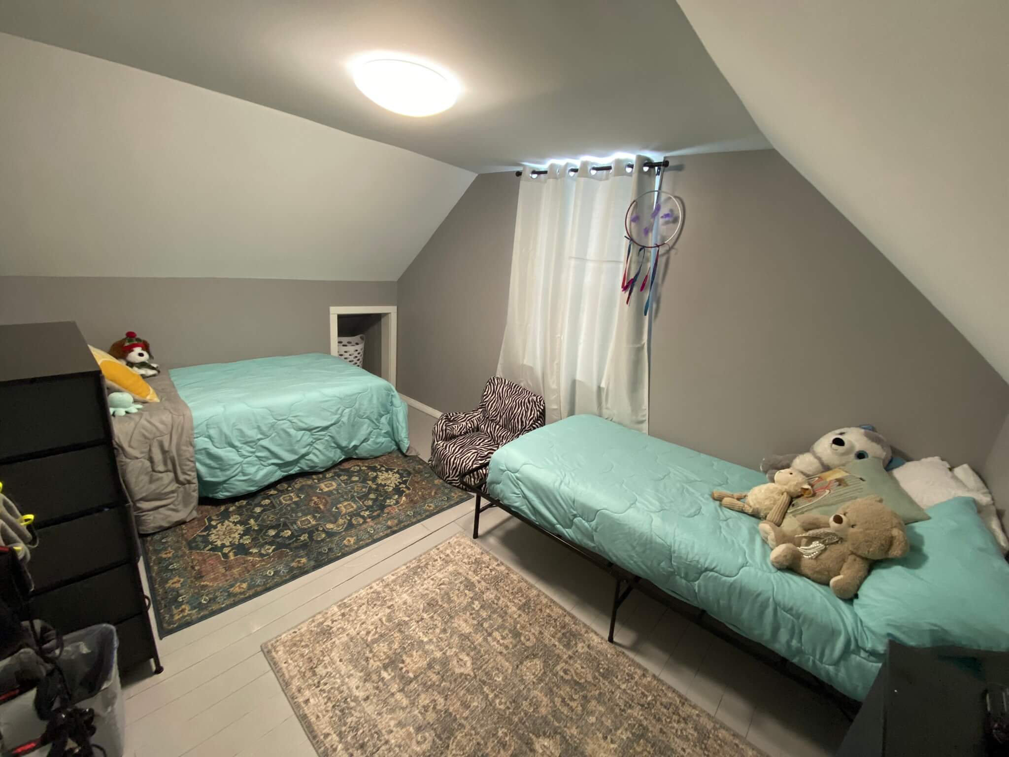 A bedroom with two twin beds